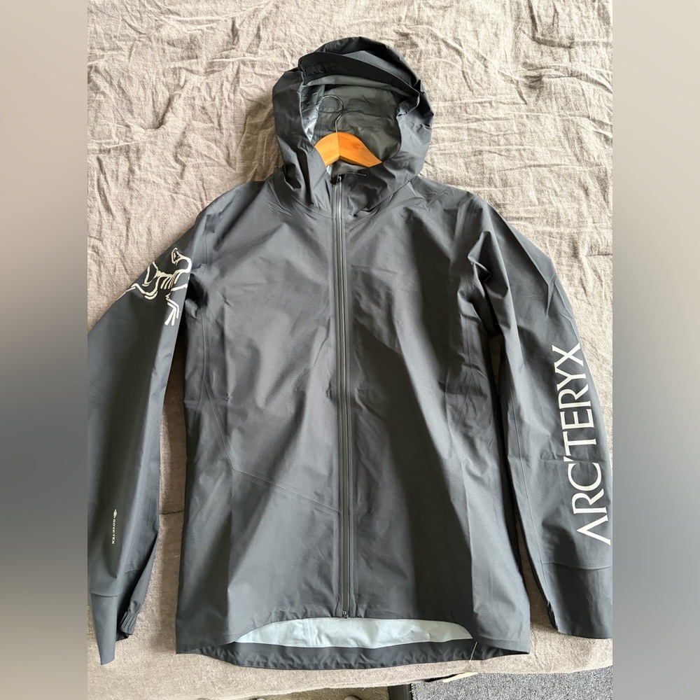 Arc'teryx Men's Norvan Small - NEW!